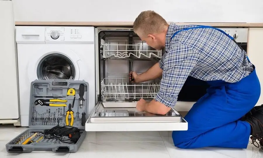 Yenimahalle Protherm servisi teknisyen ekibi beyaz eşya tamiri yaparken